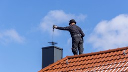 usługi kominiarskie 2026 - cennik. ile kosztują usługi kominiarskie w 2026 roku? jaka cena za czyszczenie komina z wpisem do ceeb? czy przegląd kominiarski jest obowiązkowy w domu jednorodzinnym? aktualny cennik warszawa cena usług kominiarskich kominiarz e-protokół kominiarski