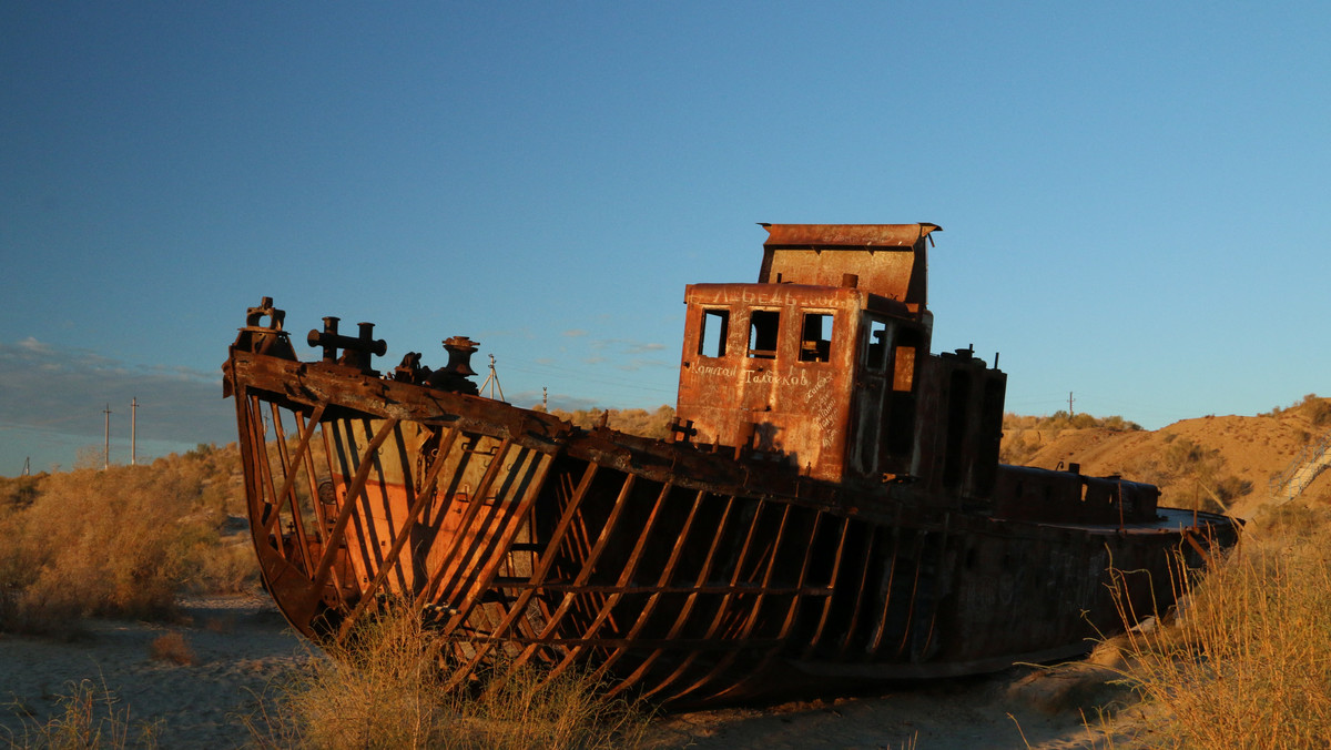 Morze Aralskie w dużej części zniknęło. Pozostała pustynia