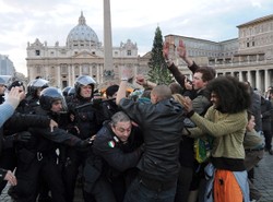 Bójka w Watykanie. "Skorumpowany Kościół!"