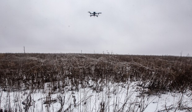 Ukrajinski izviđački dron na polju punom optičkih kablova za dronove na Sumskom frontu