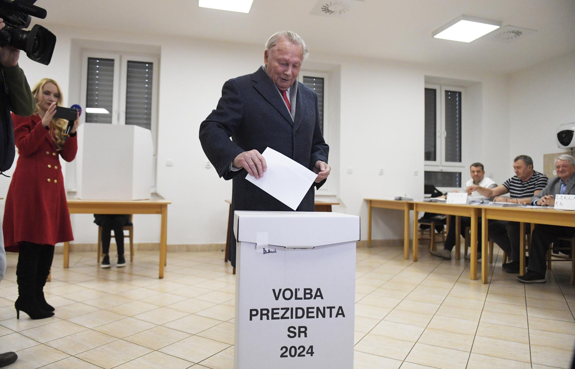 Exprezident Rudolf Schuster volil prezidenta v prvom kole volieb 2024 v Košiciach.