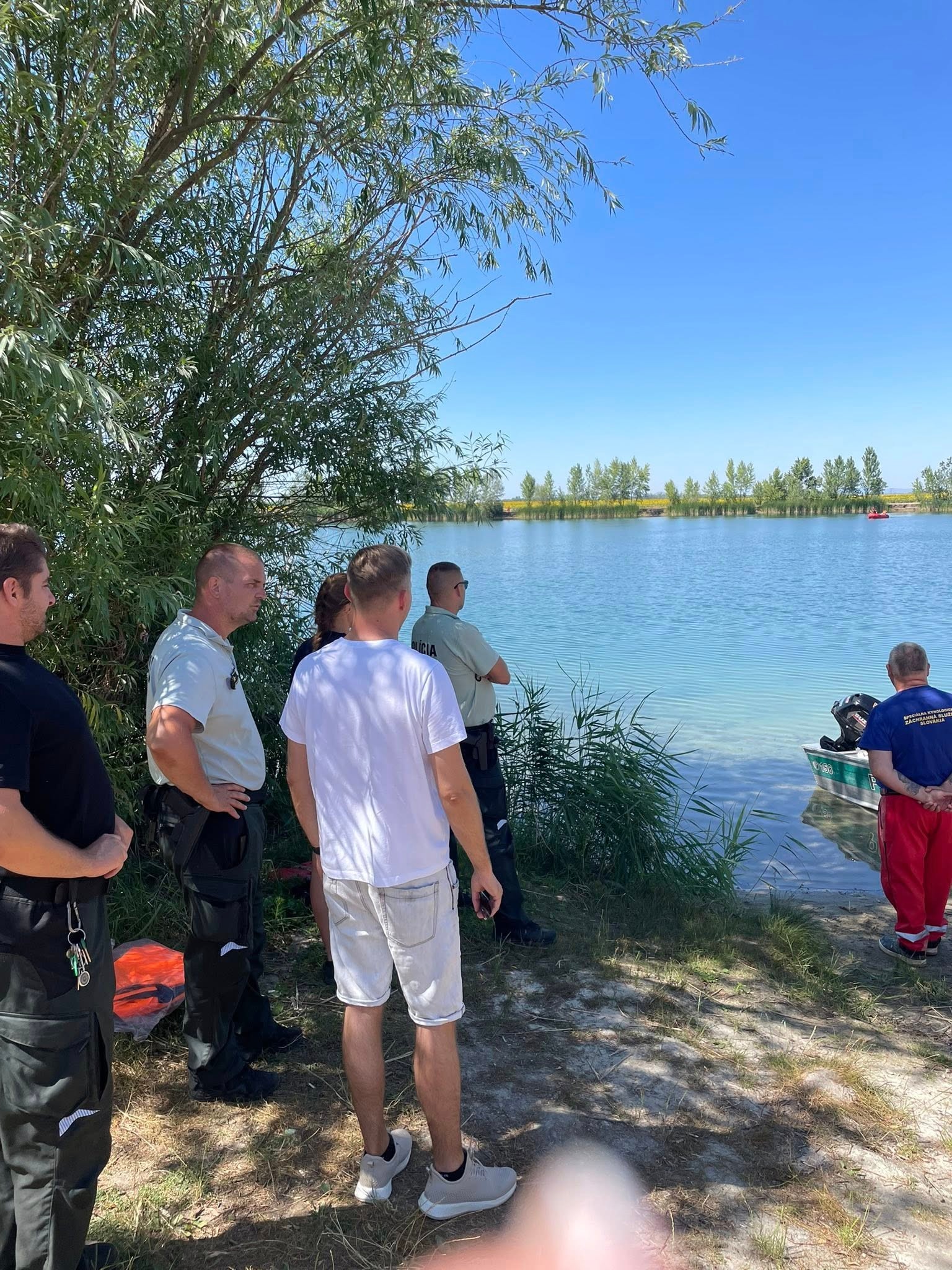 Polícia prehľadávala štrkovisko v obci Bánov.
