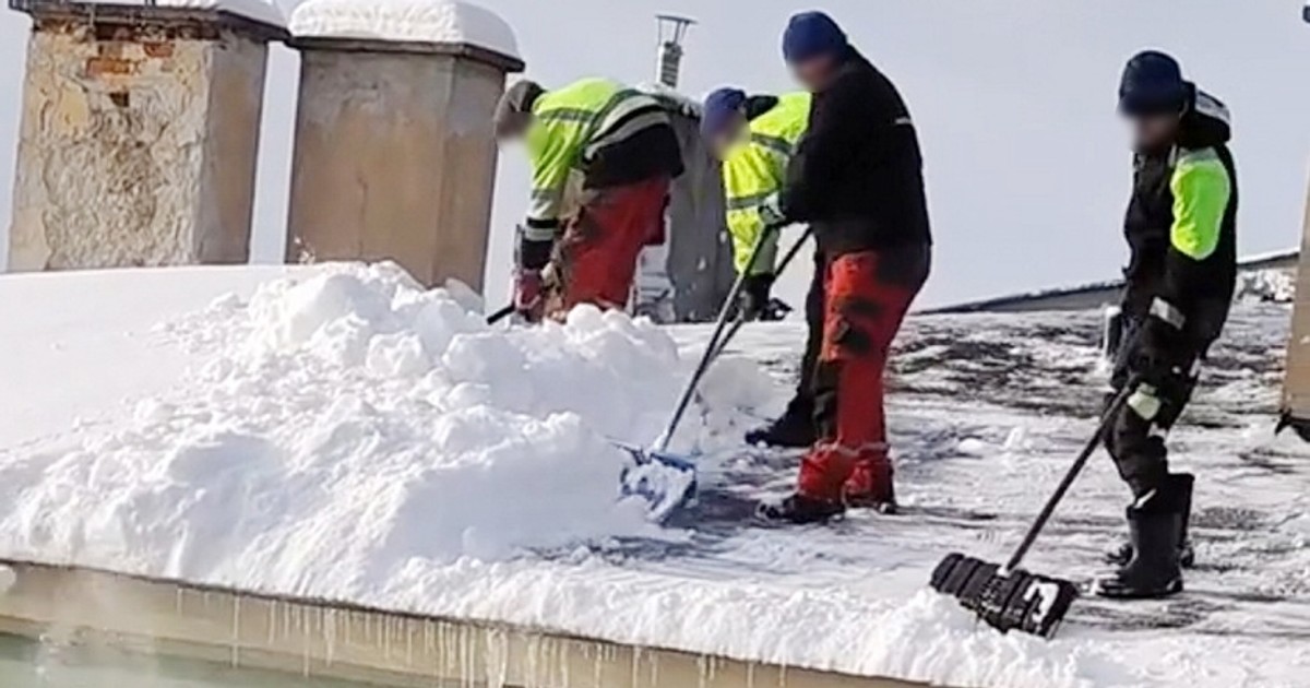 Tak odśnieżali dach. Nagranie wywołało wrzawę. "Zwykła głupota czy brak wyobraźni?"