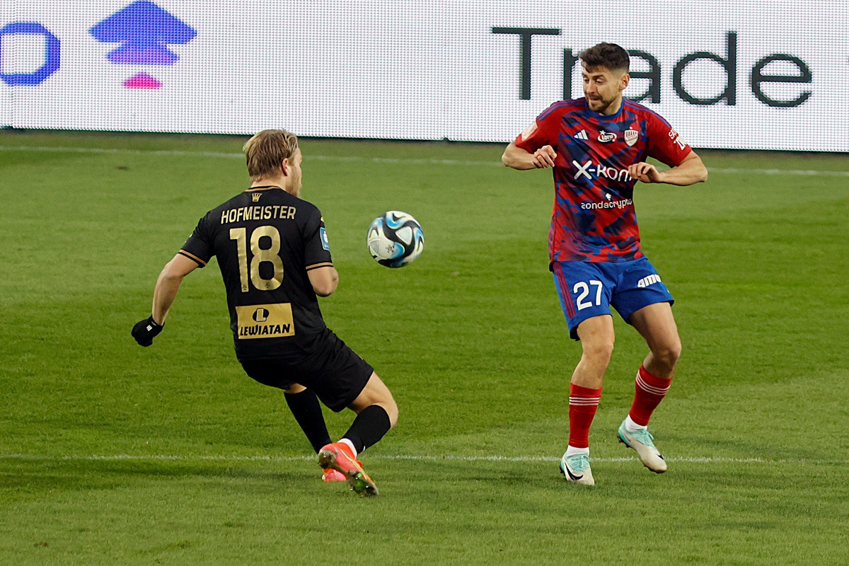 Zawodnik Rakowa Częstochowa Bartosz Nowak (P) i Yoav Hofmayster (L) z Korony Kielce podczas meczu 19. kolejki piłkarskiej Ekstraklasy