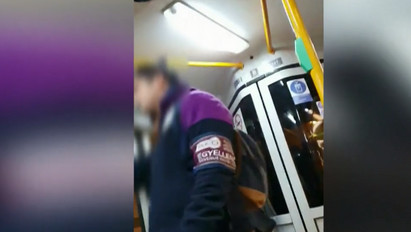 Döbbenetes jelenetek a budapesti villamoson: emiatt üvöltözött egymással egy utas és az ellenőr – videó
