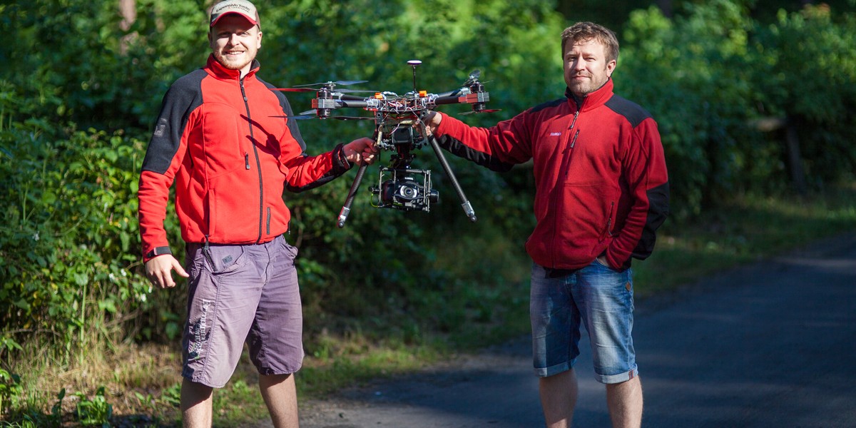 Dron z gimbalem, który zaprojektował i stworzył Jakub Jakubczyk (z lewej)