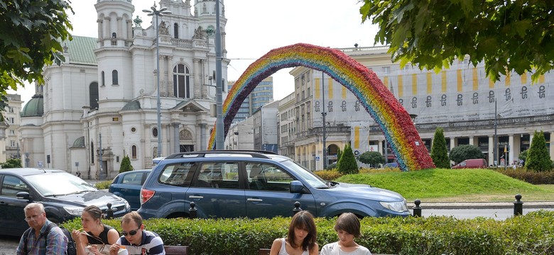 "Tęcza wraca i będzie dzielić Polaków". Warszawski symbol LGBT znów rozpala emocje