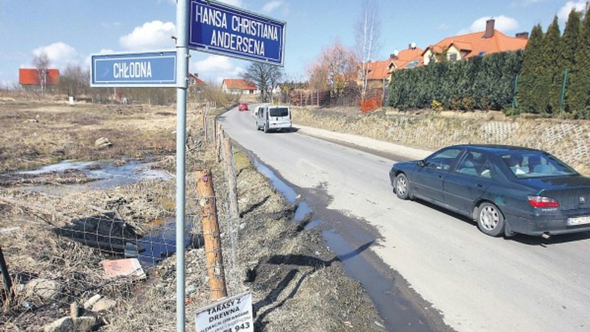 Urzędnicy ścigają mieszkańców za bezprawne zajęcie terenu miasta, ale jak się okazuje - miasto też może zająć grunty prywatne pod drogę. Do takiej sytuacji doszło na Warszewie. Skargę w tej sprawie złożył do rady miasta mieszkaniec osiedla.