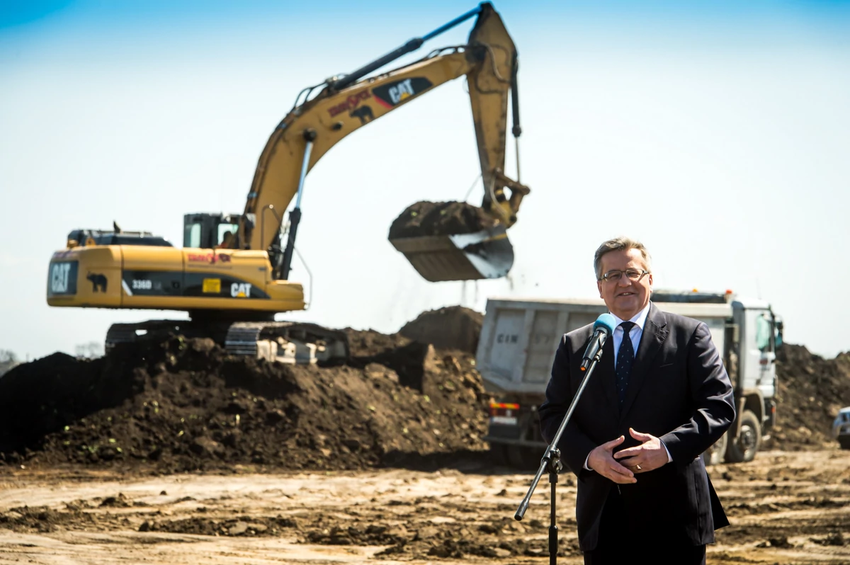 Bareja by się uśmiał! Komorowski odwiedził budowę, której... nie było? ZDJĘCIA