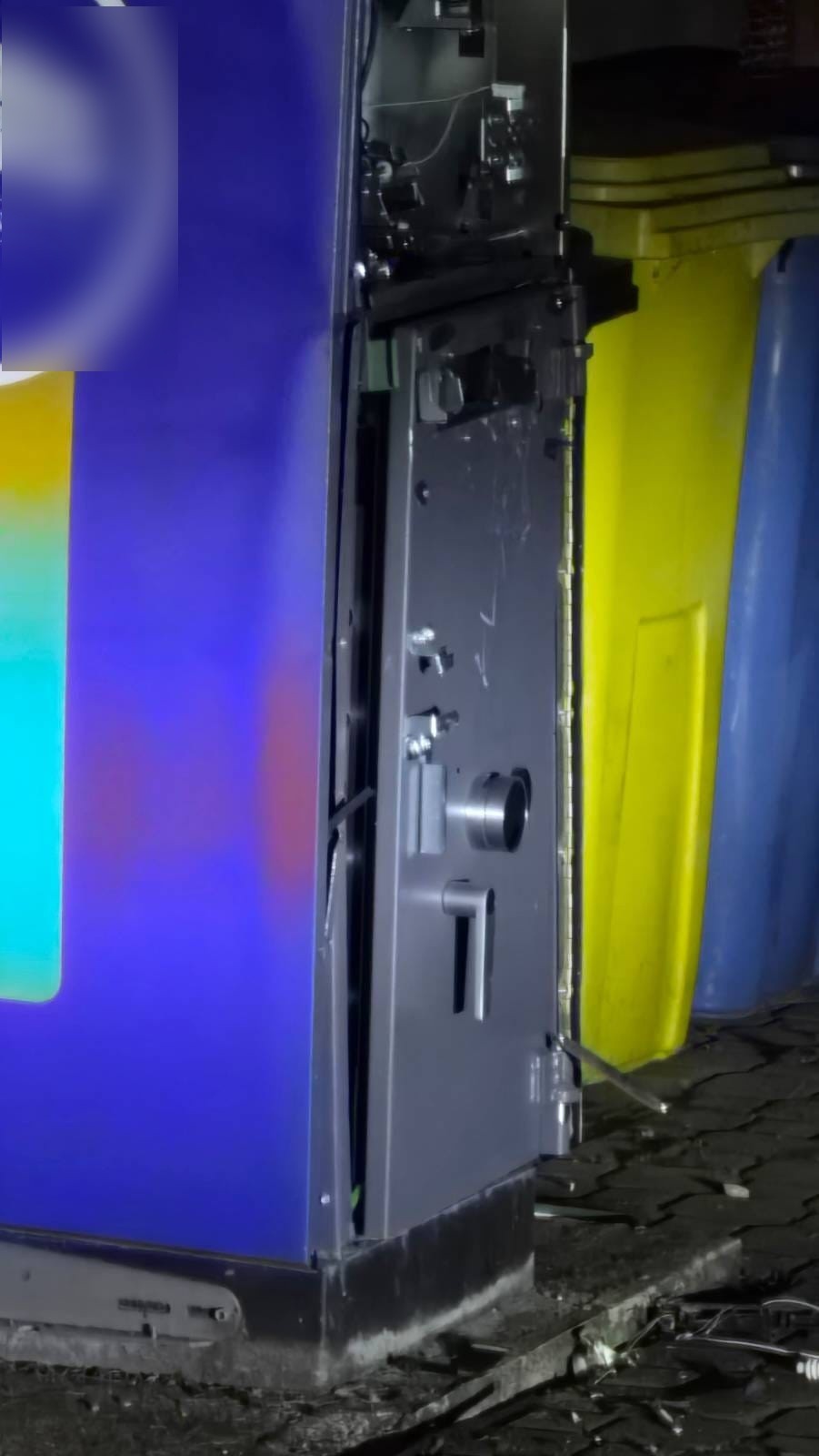 Polícia zadržala tri osoby v súvislosti s výbuchom bankomatu v Demänovskej Doline. 