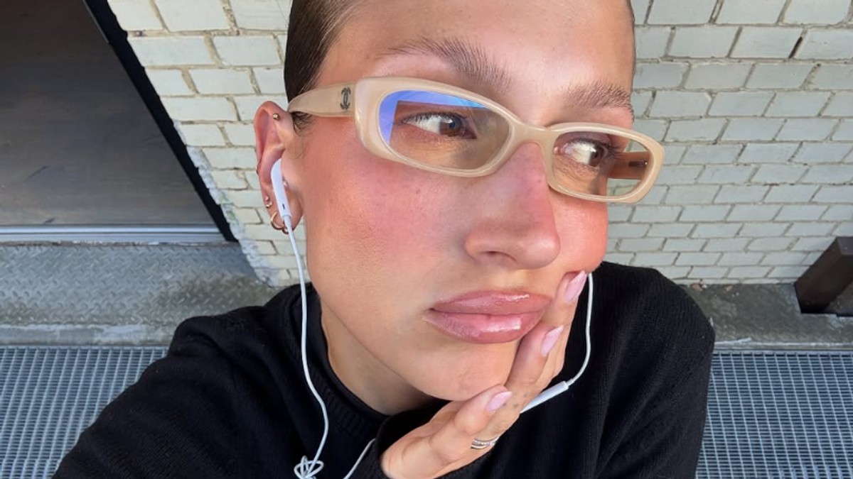 Bjuti trik za sve koji nose naočare: Kako da šminka na nosu ostane postojana ceo dan