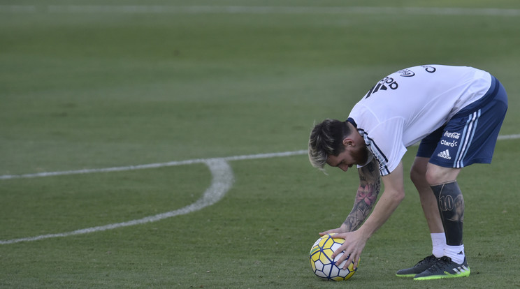 Messi tetoválása szinte világít távolról /Fotó: AFP