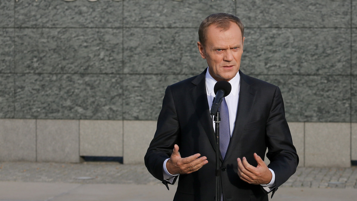 Premier Donald Tusk zapowiedział, że poprosi o wyjaśnienia w sprawie tego, jak potraktowany został na londyńskim lotnisku b. prezydent Lech Wałęsa. Zaznaczył, że niektóre kraje mają rygorystyczne procedury i nie przeceniałby rangi tego zdarzenia.