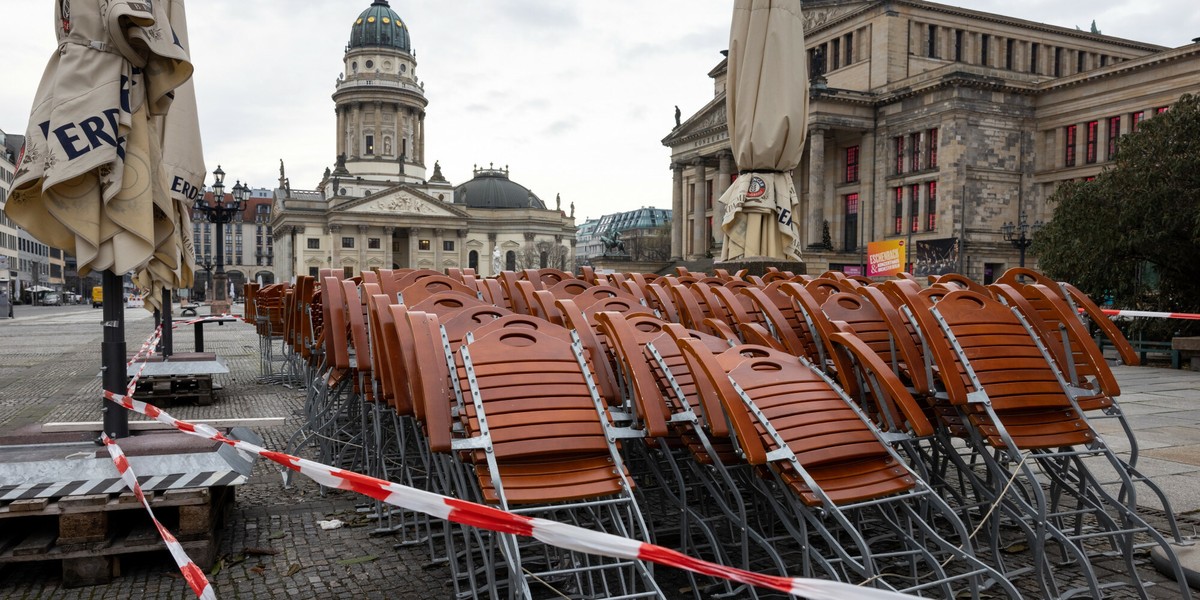 Europa przedłuża ograniczenia epidemiczne i wprowadza nowe. W wielu krajach obowiązuje godzina policyjna.