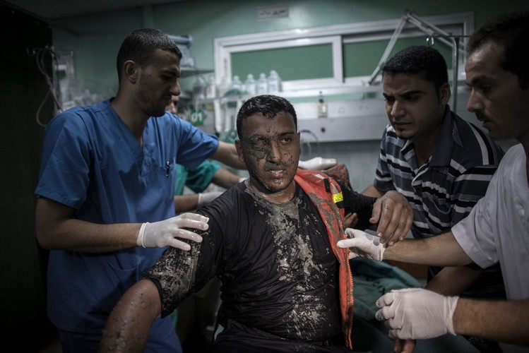 Ranny Palestyńczyk po ataku na szkołę