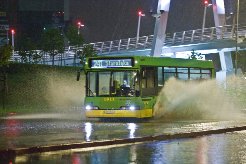 Autobus w deszczu