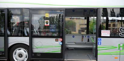 Kierowca autobusu przytrzasnął wózek z niemowlakiem!