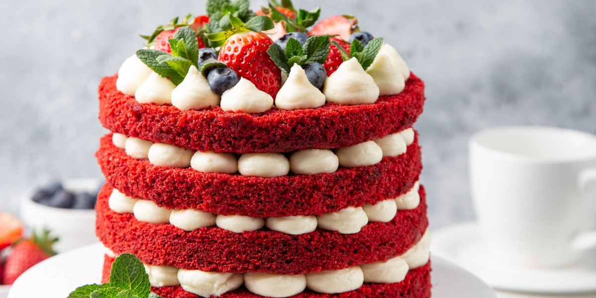 Red velvet cake można modyfikować i ozdabiać. Tu widzimy tort złożony z czterech blatów i udekorowany owocami.