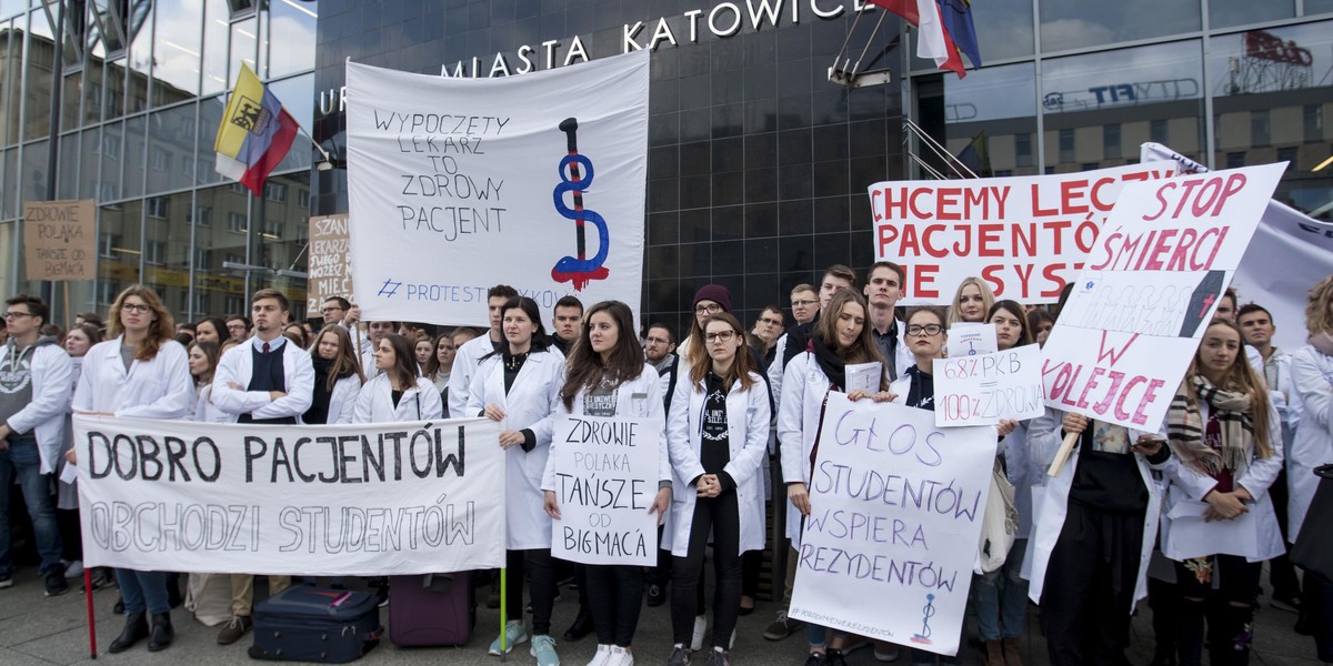 Pikieta studentów medycyny w geście poparcia dla protestujących lekarzy-rezydentów z Warszawy