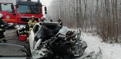 Koszmar koło Bełchatowa. 32-latek nagle zjechał na przeciwległy pas. Zdjęcia przerażają