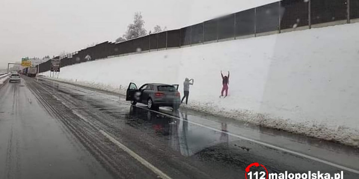 Para urządziła sobie sesję na autostradzie. 