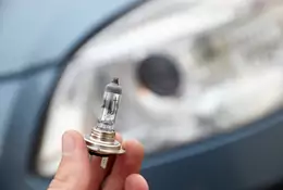 Dobre żarówki to najtańszy sposób na poprawę świateł samochodu. Jak je wybrać?