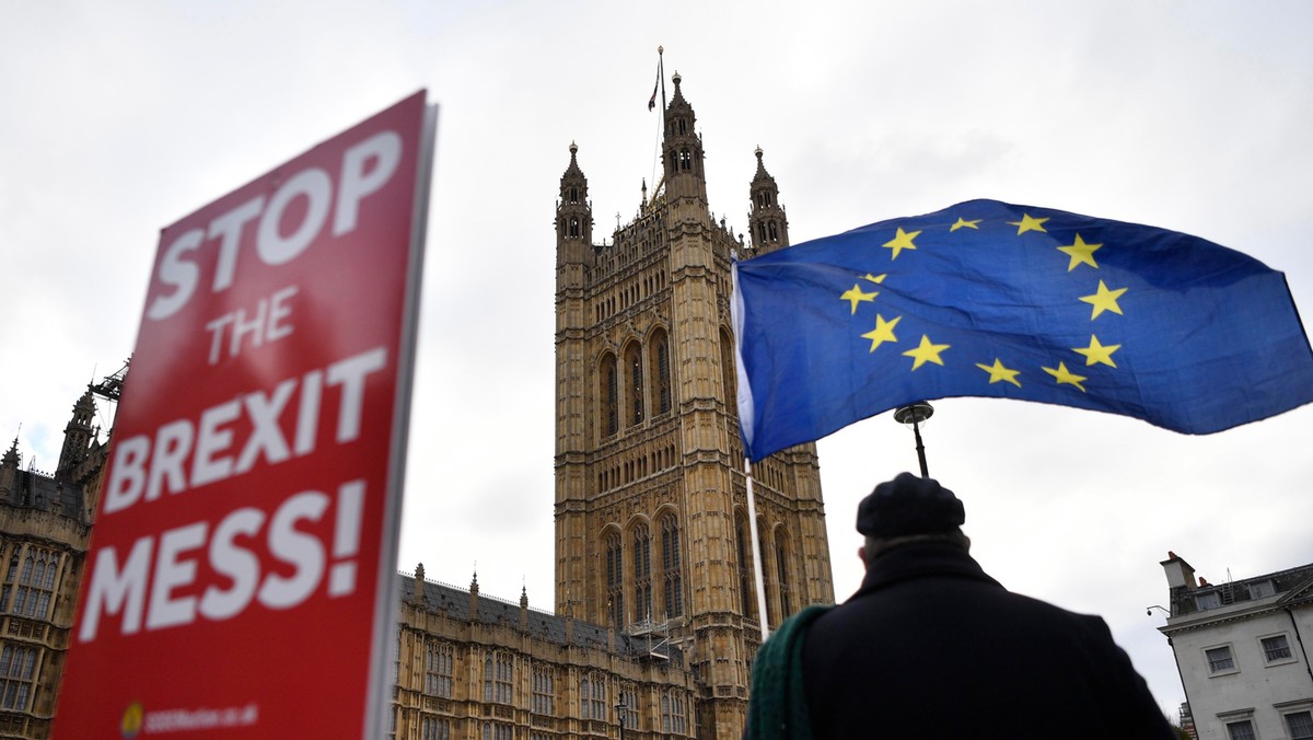 Wielkie głosowanie w sprawie porozumienia o brexicie uzgodnionego przez premier Theresę May z Brukselą zbliża się i wszyscy stawiają na to, że posłowie powiedzą "nie". Doprowadzi to do wielodniowych przepychanek o to jak, kiedy i czy może nawet w ogóle Wielka Brytania opuści Unię - piszą Charlie Cooper i David M. Herszenhorn z POLITICO.