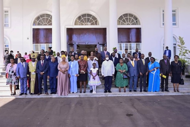 Museveni with the new ministers, the families and other cabinet ministers