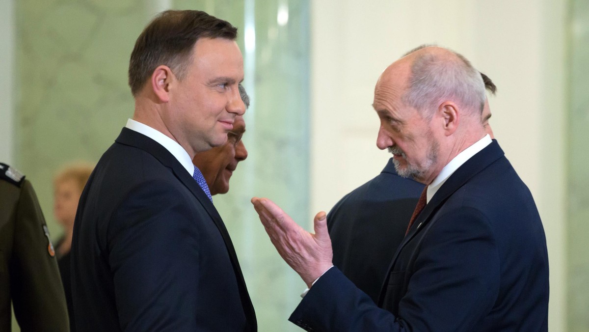 Andrzej Duda rozmawia z Antoni Macierewicz