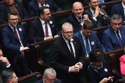 Sejm wznowił obrady.  Posłowie rozważą odwołanie Sienkiewicza i Bosaka oraz uchylenie immunitetu Braunowi