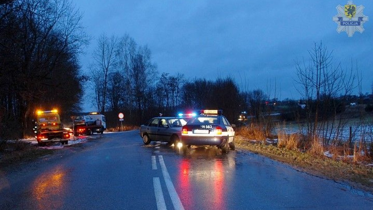 Ciężarówka oraz kilkanaście samochodów osobowych wylądowało w czwartek rano w rowie na drodze wojewódzkiej nr 222 w powiecie starogardzkim. Wszystkiemu winna była gołoledź. Ranna została policjantka, która przyjechała na miejsce wypadków.