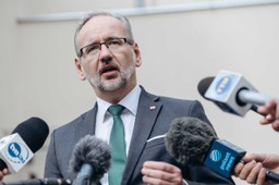 Nowe obostrzenia: Niedzielski zapowiada obowiązek szczepień dla trzech grup zawodowych i termin nauki zdalnej