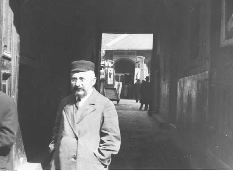 Żyd w bramie budynku w Sosnowcu w 1933 r.