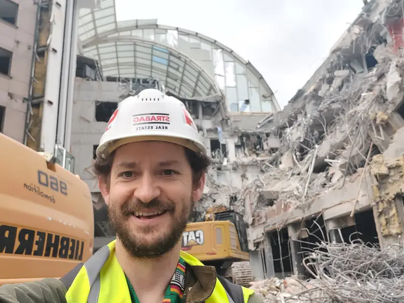 Michał Bachowski z Noizz na terenie rozbiórki Atrium International