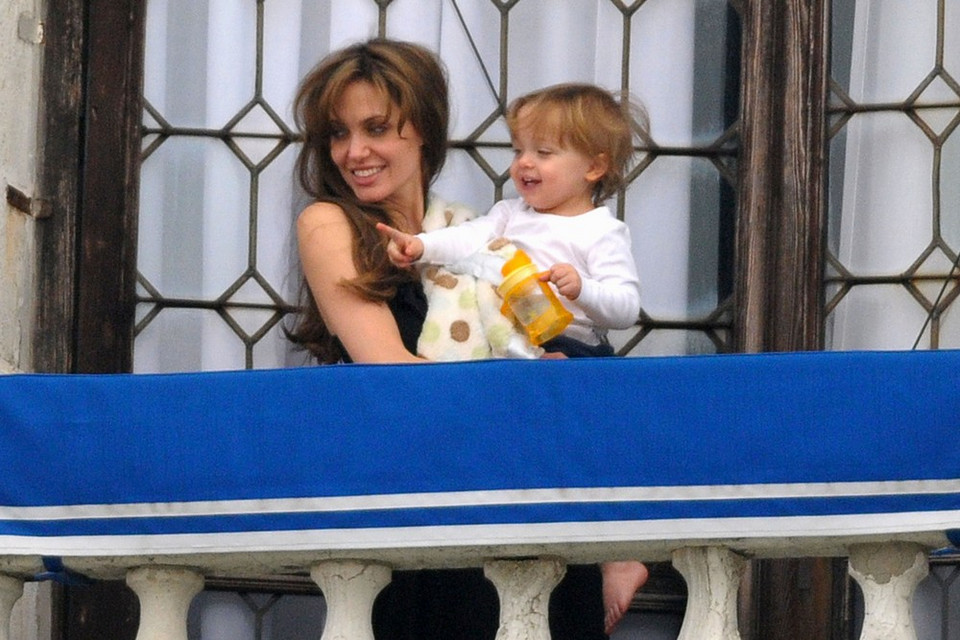 Angelina Jolie z córką Vivienne Marcheline  (20 mies.) w Wenecji