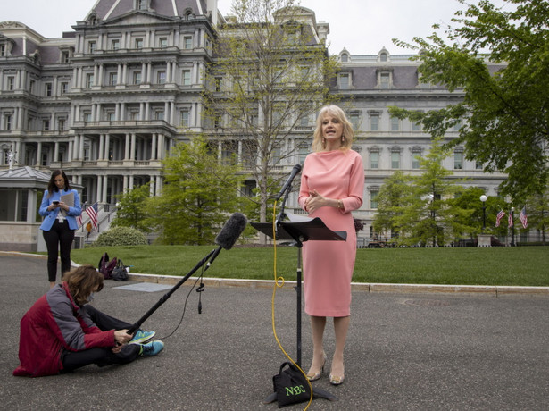 Landrynka! 53-letnia doradczyni Trumpa w stylizacji nie do polubienia