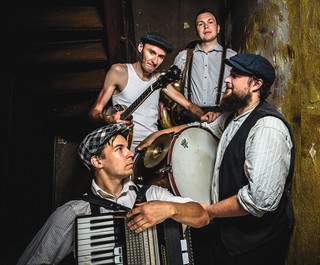 Zespół Hańba o dumie narodowej: Lustro przeszłości