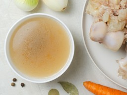 rosół kolagenowy - przepis naturalny eliksir dla skóry, stawów i jelit. co daje jego picie? sprawdzamy efekty po tygodniu bulion kolagenowy