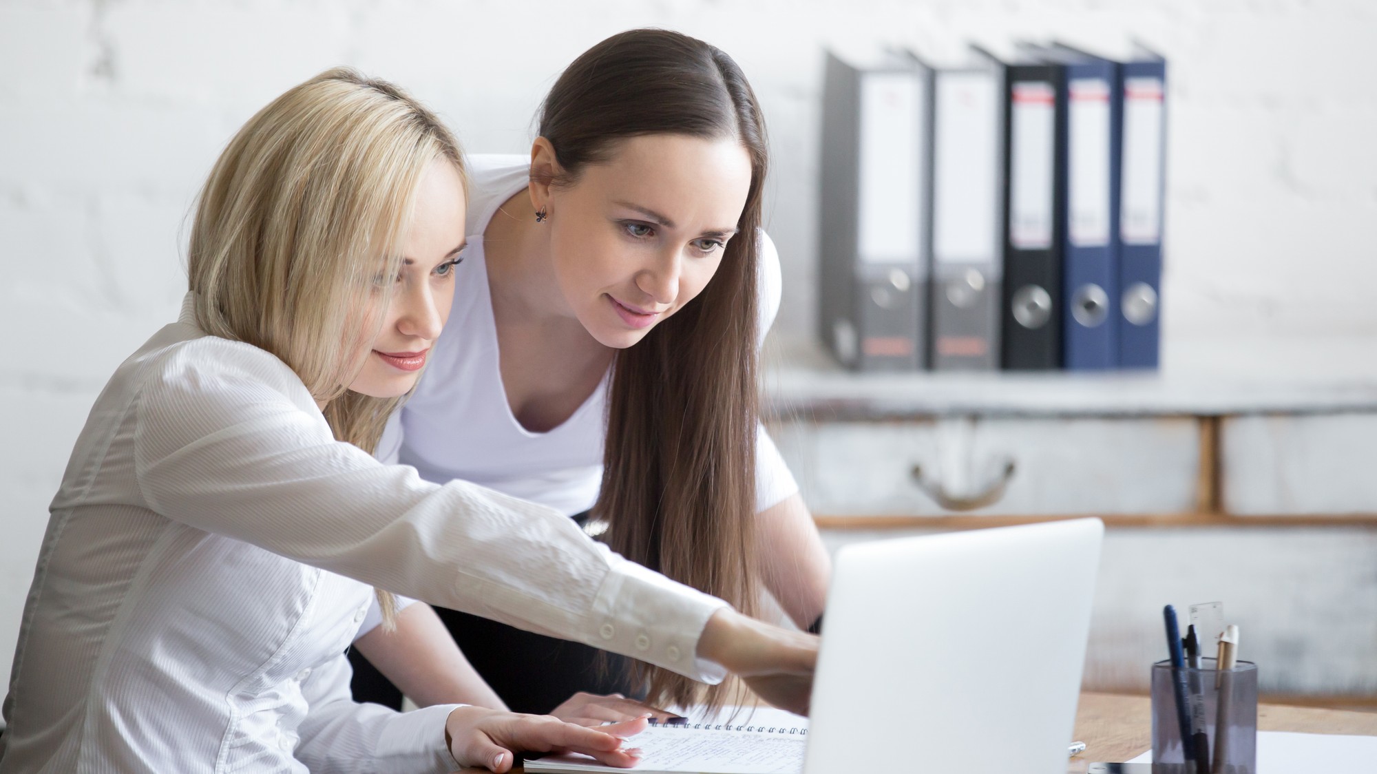 Umelá inteligencia pripraví o prácu viac žien než mužov.