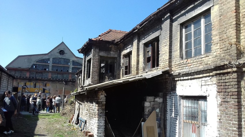 Jedan od logora, Topovske šupe, nalazi se na Autokomandi u Beogradu