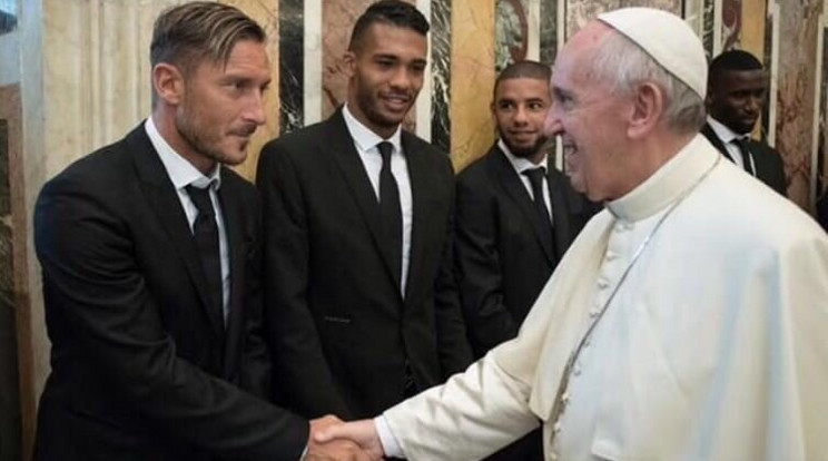 A Roma legendás játékosa, Totti is üdvözölte Ferenc pápát /Fotó: Twitter