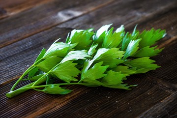 A lestyán küllemében és illatában is a petrezselymre hasonlít.