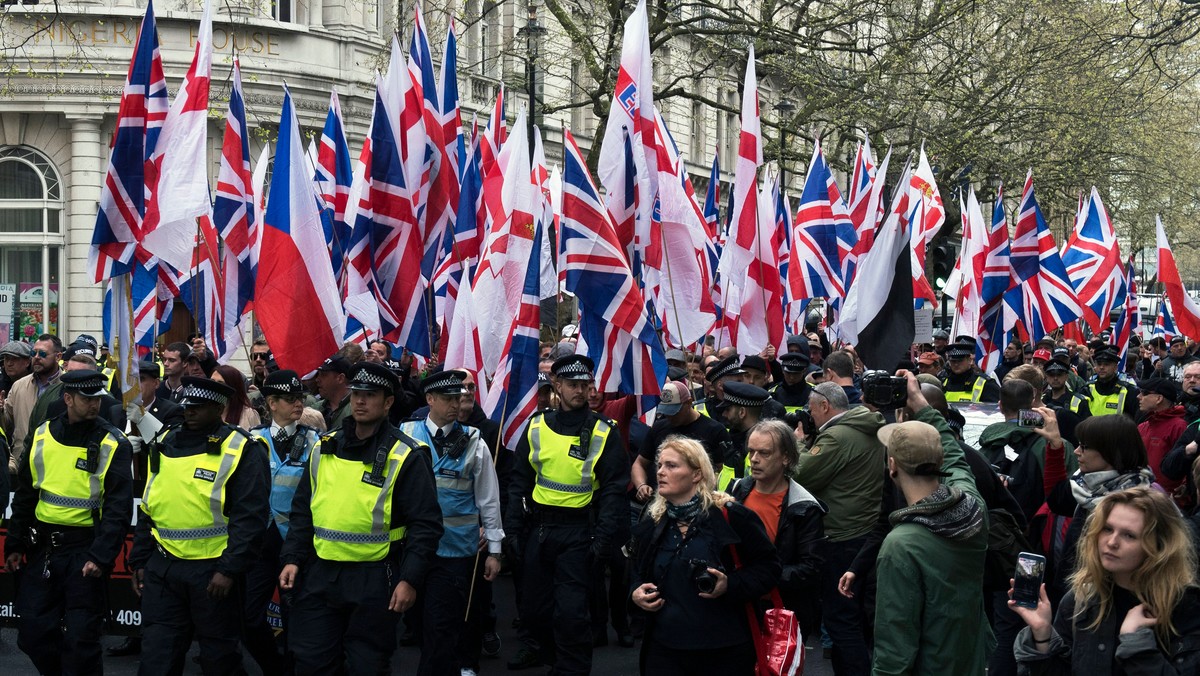 48-letni Marek Z., który wspiera skrajnie prawicowe ugrupowanie Britain First, próbował przejechać właściciela restauracji Spicy Nights w Harrow, krzycząc, że robi to dla Wielkiej Brytanii.