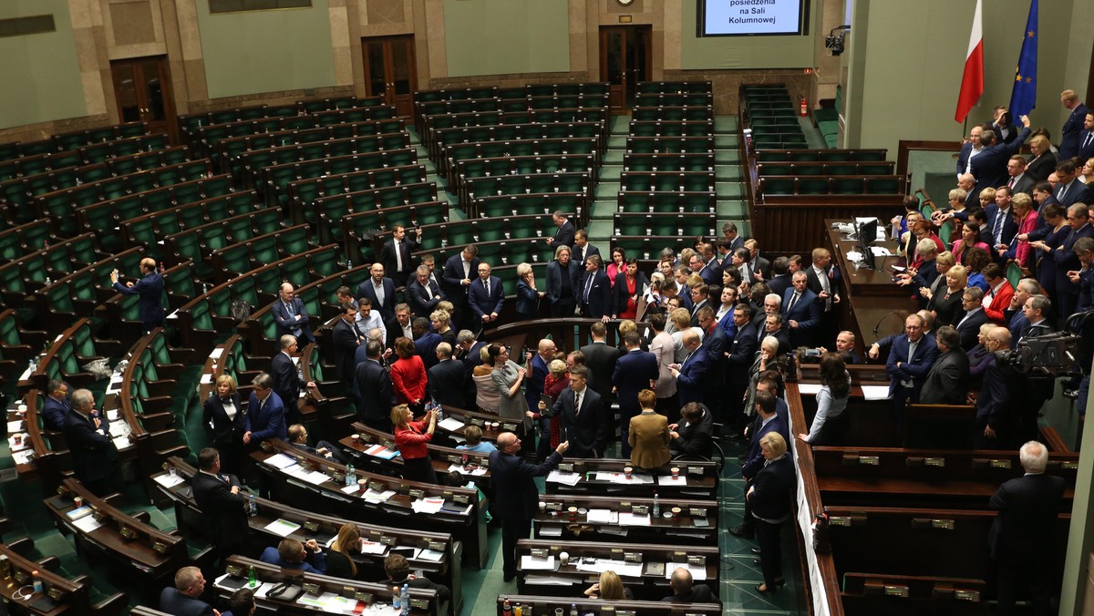  Prokuratura nie znalazła rzekomego puczu, który miał obalić rządy PiS. O puczu mówił Jarosław Kaczyński dokładnie trzy lata temu, gdy wybuchły duże protesty uliczne przed Sejmem i zaczęła się okupacja sali plenarnej przez opozycję.