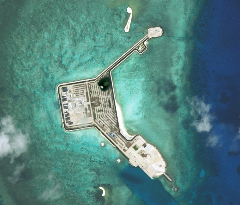 Zdjęcie satelitarne chińskiej bazy morskiej na sztucznie powiększonej Rafie Gaven w archipelagu Wysp Spratly na Morzu Południowochińskim 