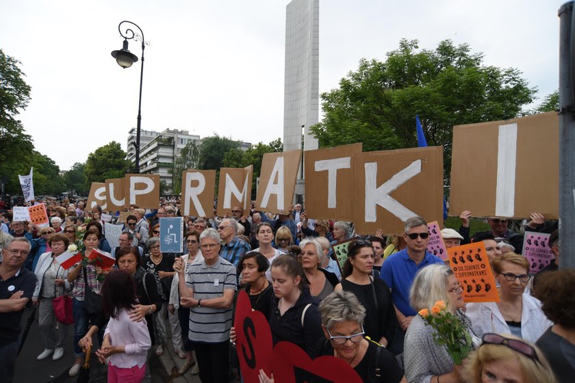 Znana aktorka pod sejmem o PiS. Przesadziła?