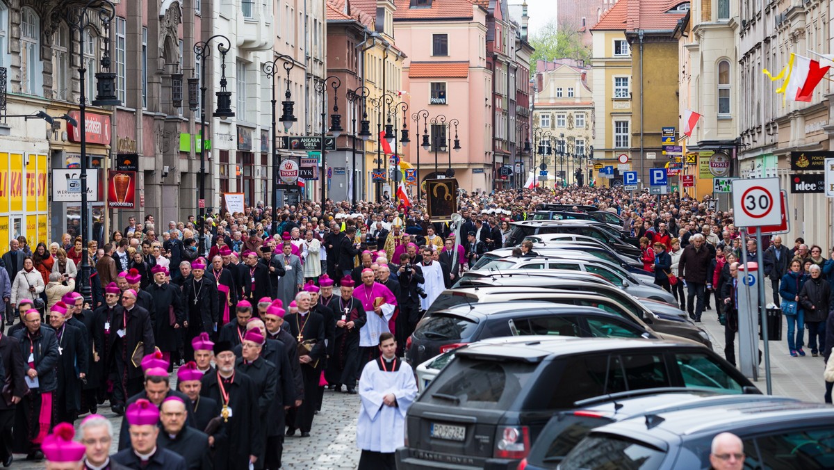 Wierność korzeniom to nie mechaniczne kopiowanie wzorców z przeszłości - powiedział abp Stanisław Gądecki podczas uroczystej mszy w poznańskiej bazylice archikatedralnej z okazji 1050-lecia chrztu Polski. W Eucharystii udział wzięli przedstawiciele najwyższych władz z prezydentem Andrzejem Dudą. Msza była poprzedzona uroczystą procesją maryjną, którą próbowała zagłuszyć grupa około 50 manifestantów. Byli oni przeciwni zaostrzaniu ustawy antyaborcyjnej.