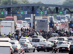 Motocykliści na A4, bo za dużo płacą