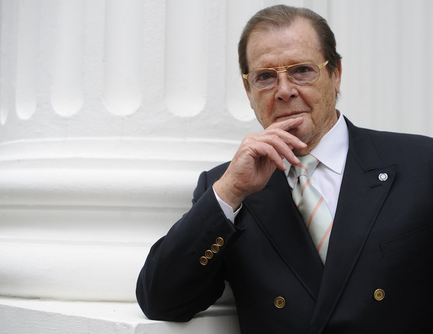 Słynny Bond, Roger Moore nagrał piosenkę dla... Bonda