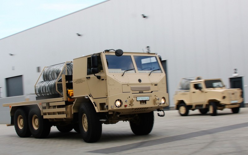 Kołowa Platforma Wysokiej Mobilności i Lekki Samochód Terenowy LPT-01